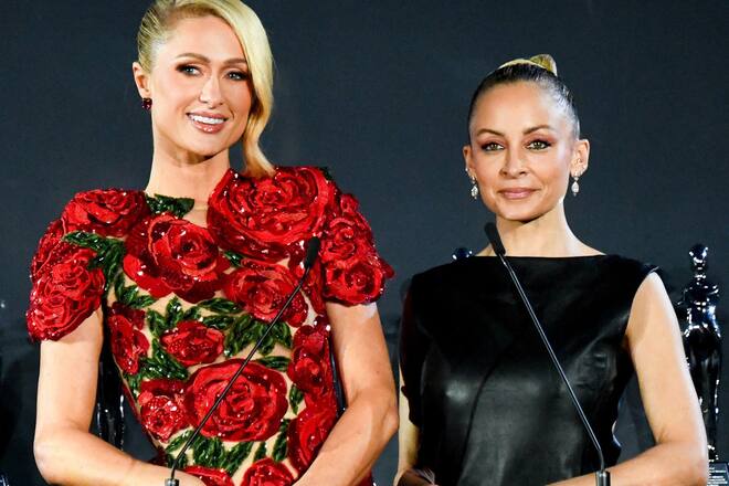 Das ehemalige «The Simple Life»-Duo Paris Hilton und Nicole Richie zusammen auf der Bühne der CFDA Awards 2024.
