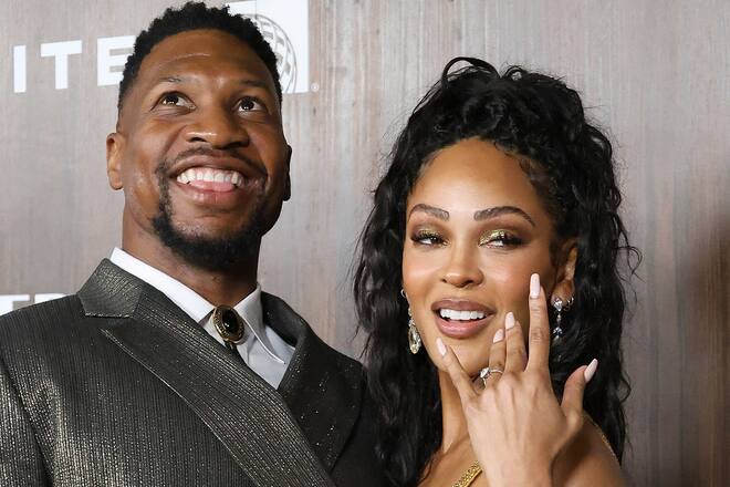 Das Beweisfoto: Jonathan Majors, Meagan Good und ein imposanter Verlobungsring.