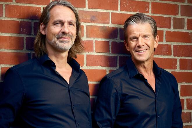 Freuen sich über ihre Spitzenposition in den deutschen Podcast-Charts: Richard David Precht (l.) und Markus Lanz.