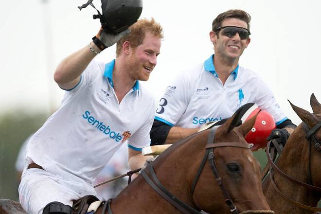 Prinz Harry (l.) spielt leidenschaftlich gerne Polo. Auch seine neue Serie dreht sich um den Sport.