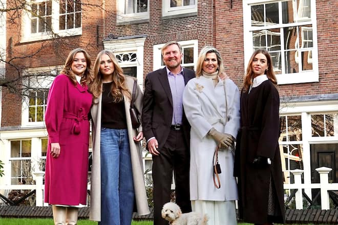 Prinzessin Ariane, Kronprinzessin Amalia, König Willem-Alexander, Königin Máxima und Prinzessin Alexia (v.l.n.r.) sowie Mambo beim Herbst-Fotoshooting des niederländischen Königshauses.