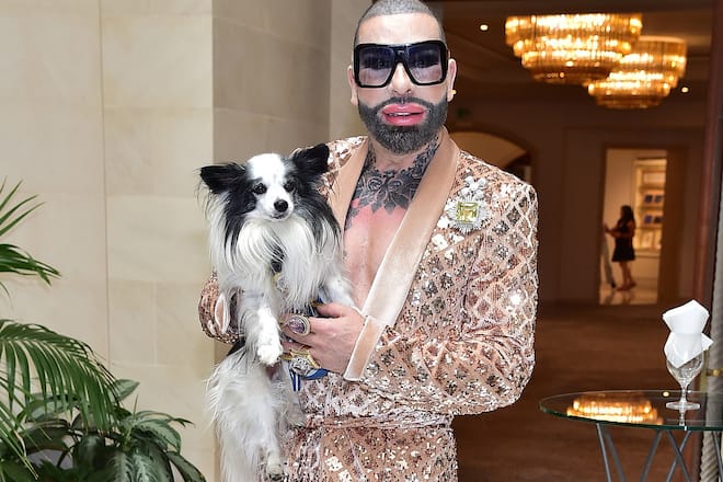 Harald Glööckler und sein Hund Billy im Jahr 2022.