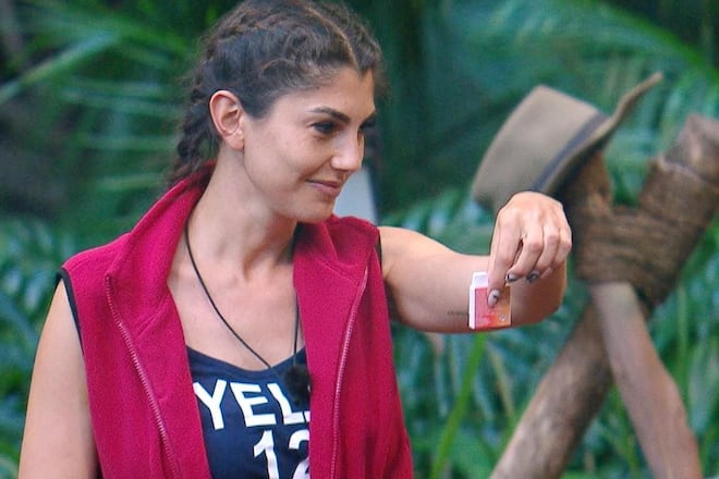 Yeliz Koc mit ihrer Schmuggelware im Dschungelcamp.