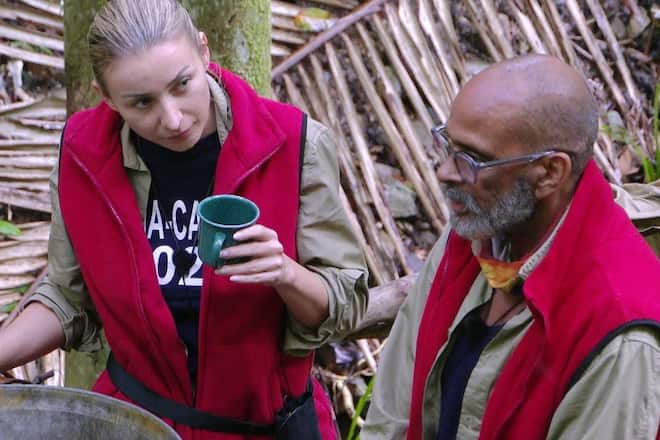 Anna-Carina Woitschack, hier noch im Gespräch mit Pierre Sanoussi-Bliss, ist aus dem Dschungelcamp ausgeschieden.