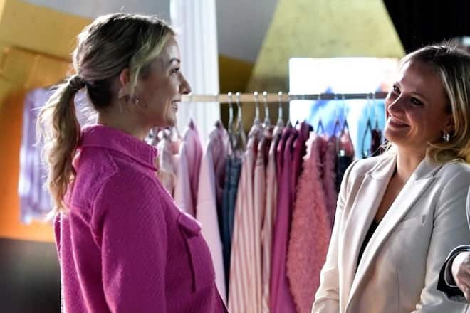 «Alles was zählt»: Mode-Vloggerin Vivienne (Anna-Carina Woitschack, l.) unterhält sich mit Isabelle (Ania Niedieck) und Kilian (Marc Dumitru).