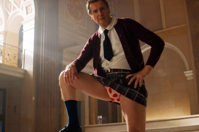 Liam Neeson als Schulmädchen im «Die nackte Kanone»-Trailer.