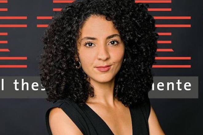 «ttt»-Moderatorin Siham El-Maimouni lädt am Sonntag zu einer Folge zum Thema Deepfakes.