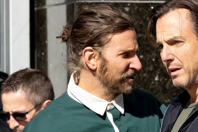 Bradley Cooper am Set seines neuen Films «Is This Thing On?» mit stylischem Man-Bun.