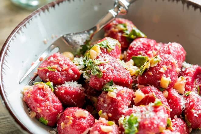 Die Blätter der Birke machen sich bestens in der Küche - zum Beispiel für rote Gnocchi mit Birkenbutter.