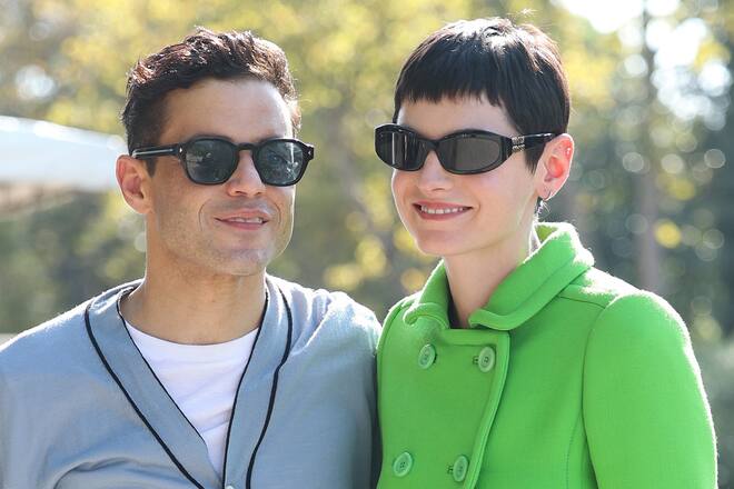 Rami Malek und Emma Corrin hielten ihr Privatleben weitgehend aus der Öffentlichkeit heraus, zeigten sich jedoch auch innig auf roten Teppichen. Hier 2024 in Venedig.