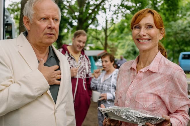 «Familie Bundschuh: Wir machen Camping»: Statt einer Auszeit im Hotel geniesst Gundula (Andrea Sawatzki, r.) mit ihrem Mann Gerald (Axel Milberg) ein romantisches Zusammensein auf dem Campingplatz - doch die ganze Familie reist nach.
