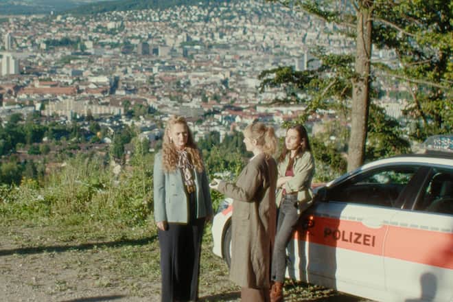 «Tatort: Rapunzel»: Staatsanwältin Anita Wegenast (Rachel Braunschweig, v.l.), Kommissarin Isabelle Grandjean (Anna Pieri Zuercher) und Kommissarin Tess Ott (Carol Schuler) am Fundort der Leiche.