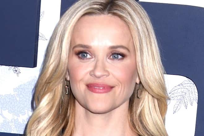 Reese Witherspoon turtelt mit einem deutschen Geschäftsmann vor der südfranzösischen Küste.