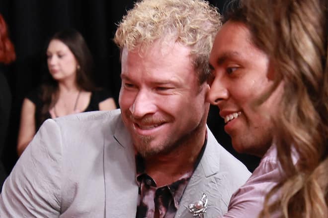 Brian Littrell posiert mit Fans im Mai 2025.