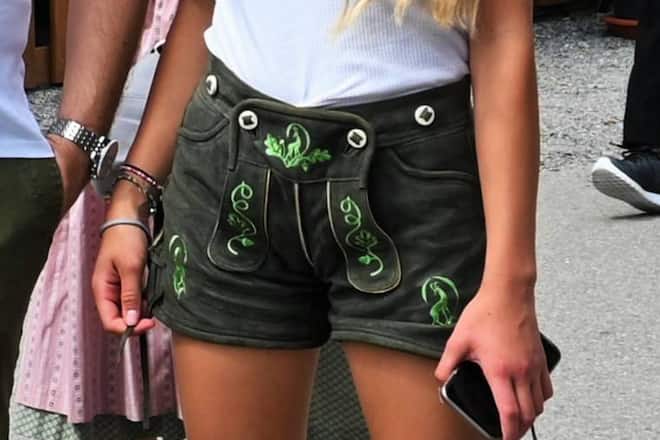 Einige Frauen tauschen das Dirndl gegen die Lederhose ein.