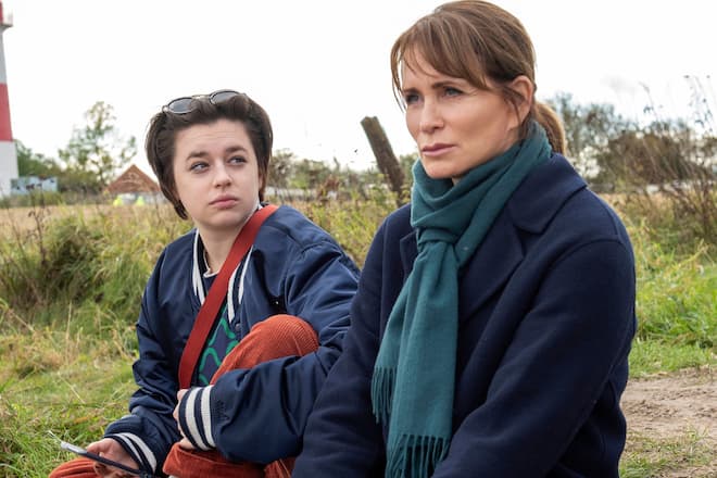 «Schule am Meer: Elternfreuden»: Direktorin Katharina (Anja Kling, r.) sieht in Tara (Paula Schindler) mehr als eine Schülerin von vielen.