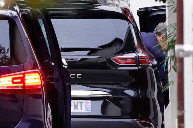 Nicolas Sarkozy war am 10. November kurz dabei zu sehen, wie er aus einem Wagen vor seinem Zuhause aussteigt.