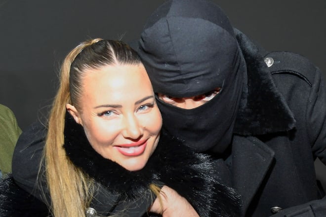 Rapper Aykut Anhan kam zur Premiere von «Babo - die Haftbefehl-Story» mit Sturmhaube. Vor den Fotografen posierte er Arm in Arm mit Ehefrau Nina.