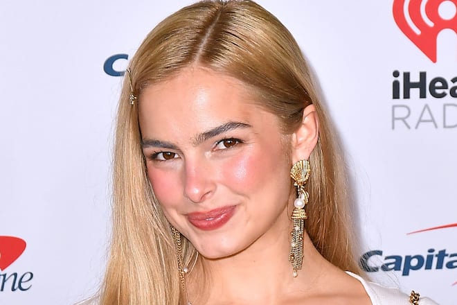 Addison Rae setzt auf gerötete Wangen und unperfekte Lippenkonturen.