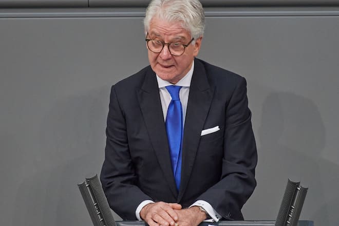 Marcel Reif bei seiner Rede im Bundestag im Januar 2024.