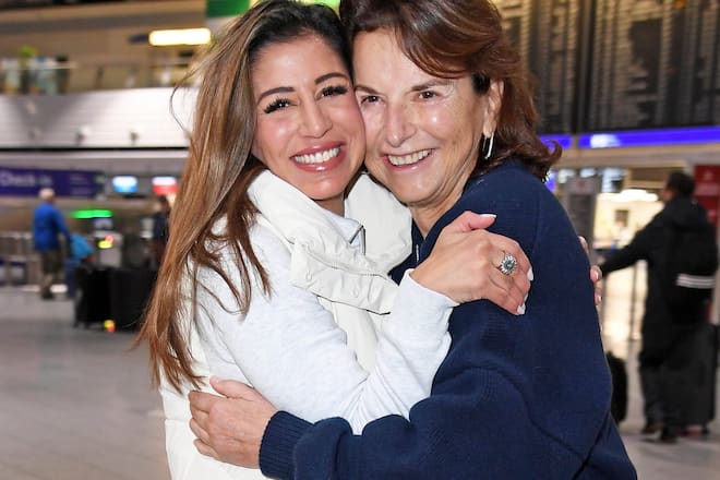 Eva Benetatou und Claudia Obert beim Abflug in Frankfurt am Main.