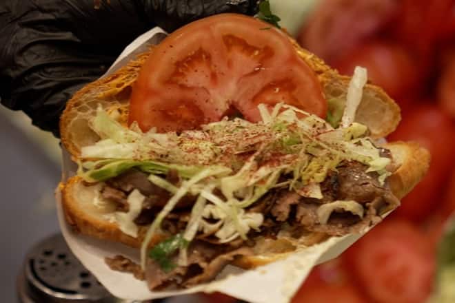 Der klassische Döner bekommt immer mehr Konkurrenz von neuen Döner-Kreationen.