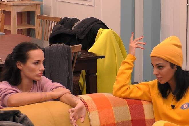 «Promi Big Brother»: Dilara und Yeliz können Paulinas Entscheidung nicht nachvollziehen. Dilara (re.) spricht Paulina darauf an.