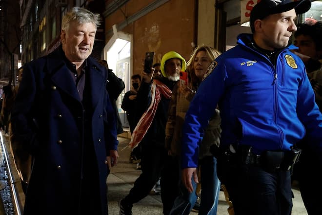 Alec Baldwin (l.) wird von NYPD-Beamten von der Demonstration weg eskortiert.