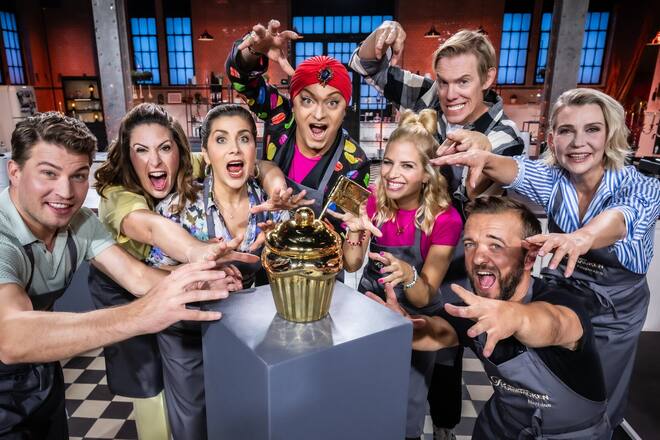Raúl Richter, Madita van Hülsen, Panagiota Petridou, Julian F.M. Stoeckel, Susan Sideropoulos, Simon Gosejohann, Mathias Mester und Alexandra Rietz kämpfen um den Goldenen Cupcake (v.l.n.r.).