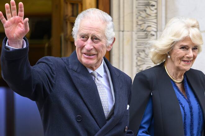 König Charles III. verlässt am Montagnachmittag das Krankenhaus. An seiner Seite: Königin Camilla.