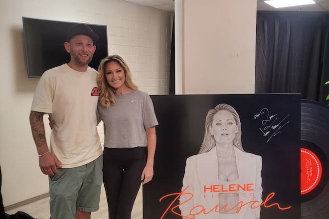 «Schöne Arbeit»: Helene Fischer zeigte sich von Sebastian Mevissens Arbeit begeistert und verewigte sich auf dem grossen Porträt mit ihrer Unterschrift.