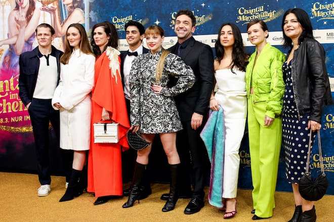 Max von der Groeben, Maria Ehrich, Nora Tschirner, Mido Kotaini, Jella Haase, Bora Dagtekin, Gizem Emre, Lena Schömann, Jasmin Tabatabai (v.l.n.r.) bei der Premiere von «Chantal im Märchenland» in Berlin.