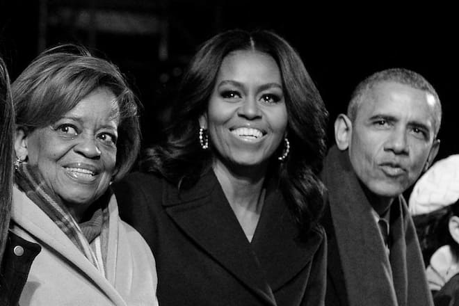 Ein Foto aus glücklicheren Tagen im Dezember 2015: Marian Robinson (l.) neben ihrer Tochter, der damaligen First Lady Michelle Obama, und ihrem Schwiegersohn, Ex-US-Präsident Barack Obama.