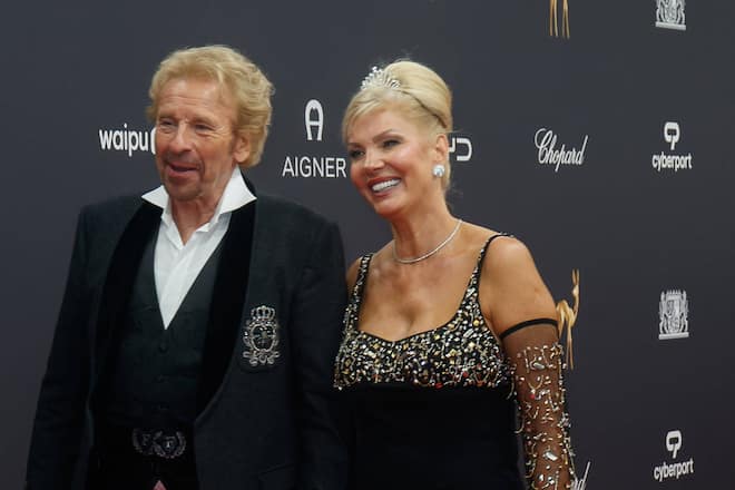 Thomas Gottschalk mit seiner Lebensgefährtin Karina Mross auf dem roten Teppich.
