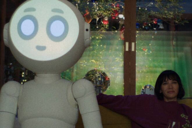 Roboter Sunny und seine von Rashida Jones gespielte Besitzerin in «Sunny».