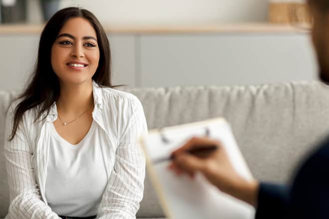 Eine Smiling Depression lässt sich therapeutisch behandeln.