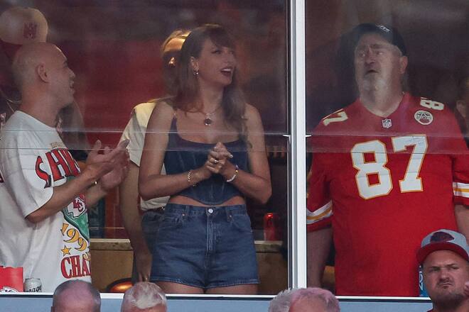 Taylor Swift und Ed Kelce (re.) im Stadion.