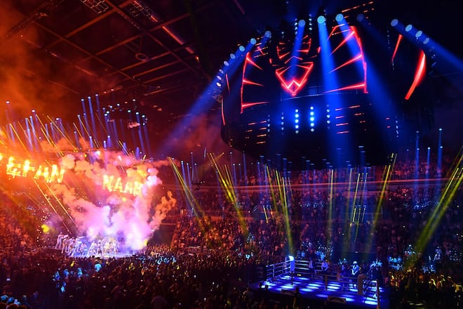 Blick in die Düsseldorfer Halle: Stefan Raab feierte seinen Einzug mit grossem Lichtspektakel und einer fliegenden Pamela Reif. Dann zeigte er sich oberkörperfrei.