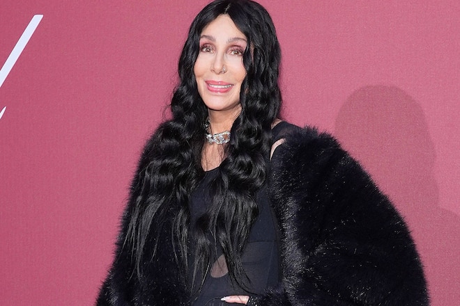 Cher steht endlich wieder hinter einem Mikro.