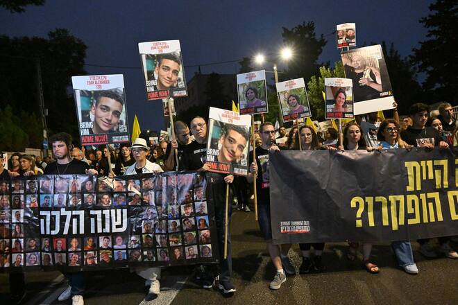 Familienangehörige mit Fotos von Geiseln, die noch immer von der Hamas festgehalten werden. Der Überfall auf Israel jährt sich am 7. Oktober.
