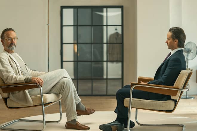 Peter Jordan als Achtsamkeits-Coach Breitner und Tom Schilling als Björn am Set von «Achtsam Morden».