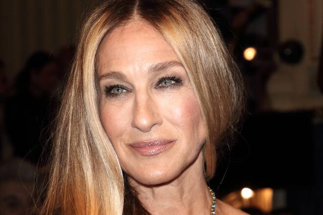 Sarah Jessica Parker verteilt zu Halloween gerne Süssigkeiten an herumziehende Kinder. Auch ihre Treppe dekoriert sie zu diesem Anlass immer üppig.