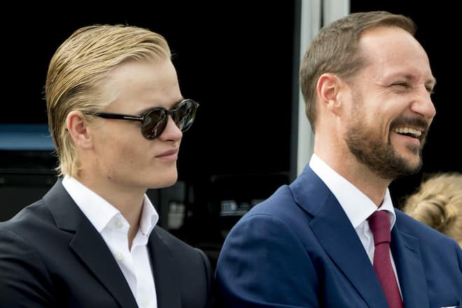 Marius Borg Høiby (li.) war als Teil der Königsfamilie bei vielen offiziellen Anlässen dabei - wie hier mit Kronprinz Haakon 2016 bei den Feierlichkeiten zum 25. Jubiläum der Krönung von Harald und Sonja in Trondheim.