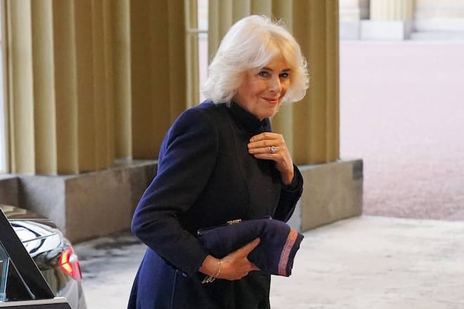 Königin Camilla am 3. Dezember auf dem Weg in den Buckingham-Palast.