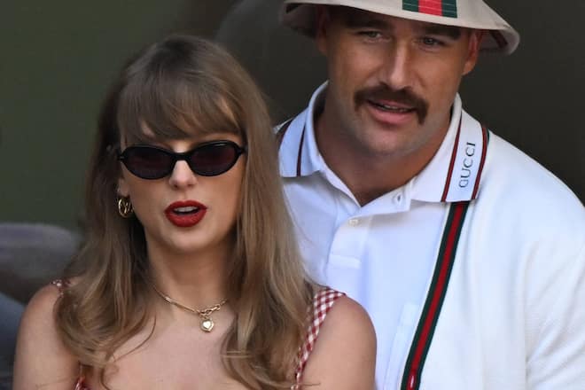 Hut, Sonnenbrille und privates Glück: Taylor Swift und Travis Kelce bei den diesjährigen US Open.