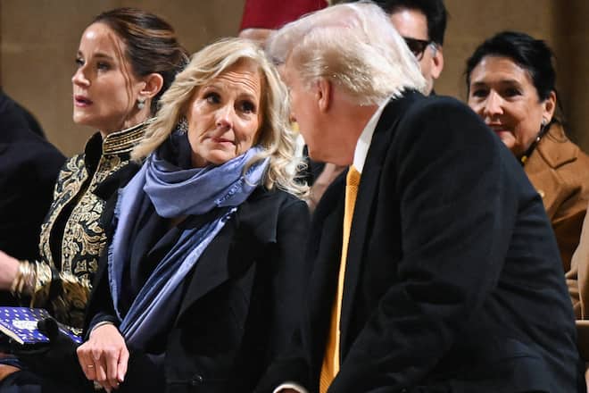 Bei der Eröffnungsfeier für die wiederaufgebaute Pariser Kirche Notre Dame am 7. Dezember tauschten sich Jill Biden und Donald Trump aus. Das nutzt er jetzt für Werbung.