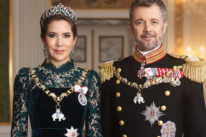 Das erste offizielle Gala-Porträt Ihrer Majestäten, des Königs und der Königin - mit Elefantenorden -, wurde im April 2024 veröffentlicht und ist seither in staatlichen Einrichtungen, unter anderem in den dänischen Botschaften und Konsulaten auf der ganzen Welt und auf dänischen Schiffen zu sehen.