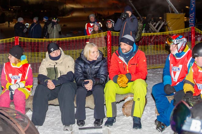 Die norwegischen Royals beim Skitraining: Kronprinzessin Mette-Marit, Kronprinz Haakon und Prinz Sverre Magnus (2.v.l.).