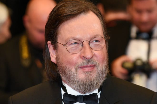 Lars von Trier bekommt Hilfe von einem Pflegeheim.