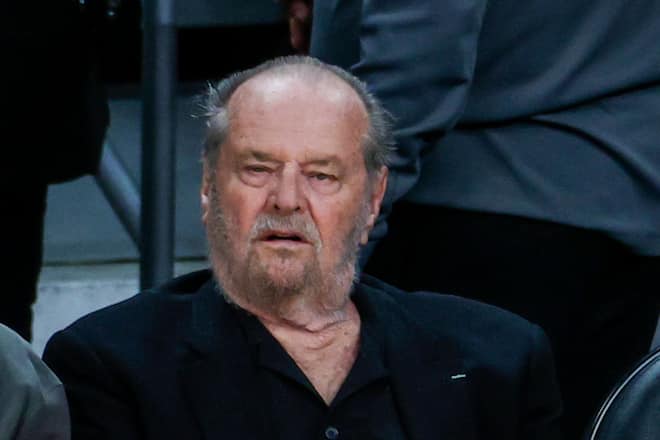 So haben wir Jack Nicholson zuletzt nur zu Gesicht bekommen: Etwas derangiert bei Basketballspielen (Foto von 2023).